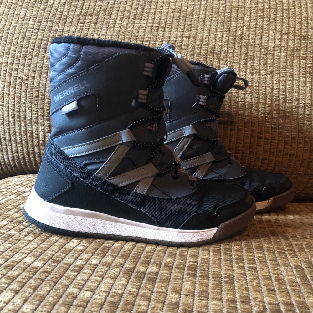 Merrell Boys Gray and Black Snow Boots Sz 3.